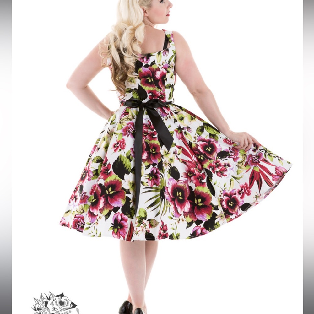 Hearts & Roses Princess Lily Dress in pink Hawaiian hibiscus - Picture 2 of 6